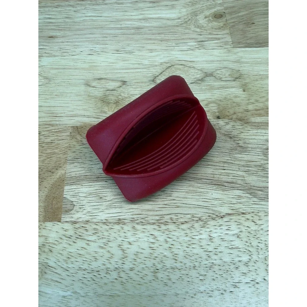 Pampered Chef Red Silicone Mini Mitt Pot Holder Heat Resistant Oven Grip